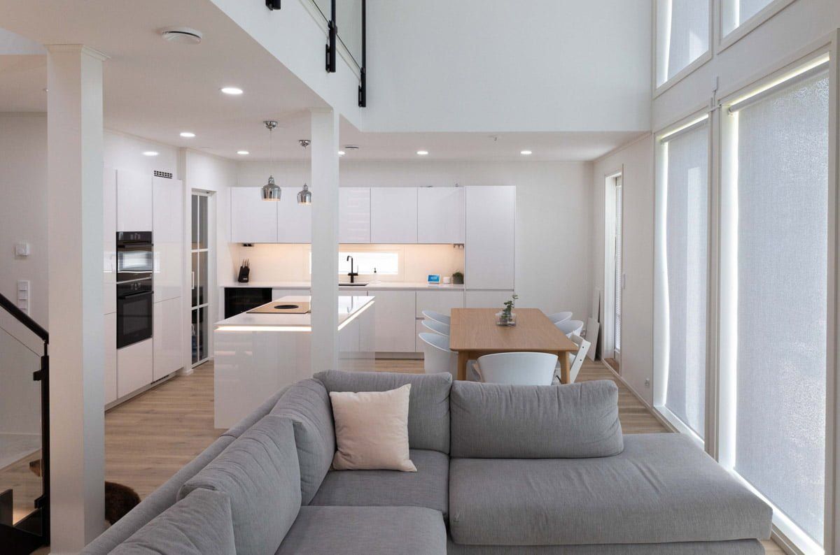 Colour temperature adjustable lighting in an open plan living room-kitchen